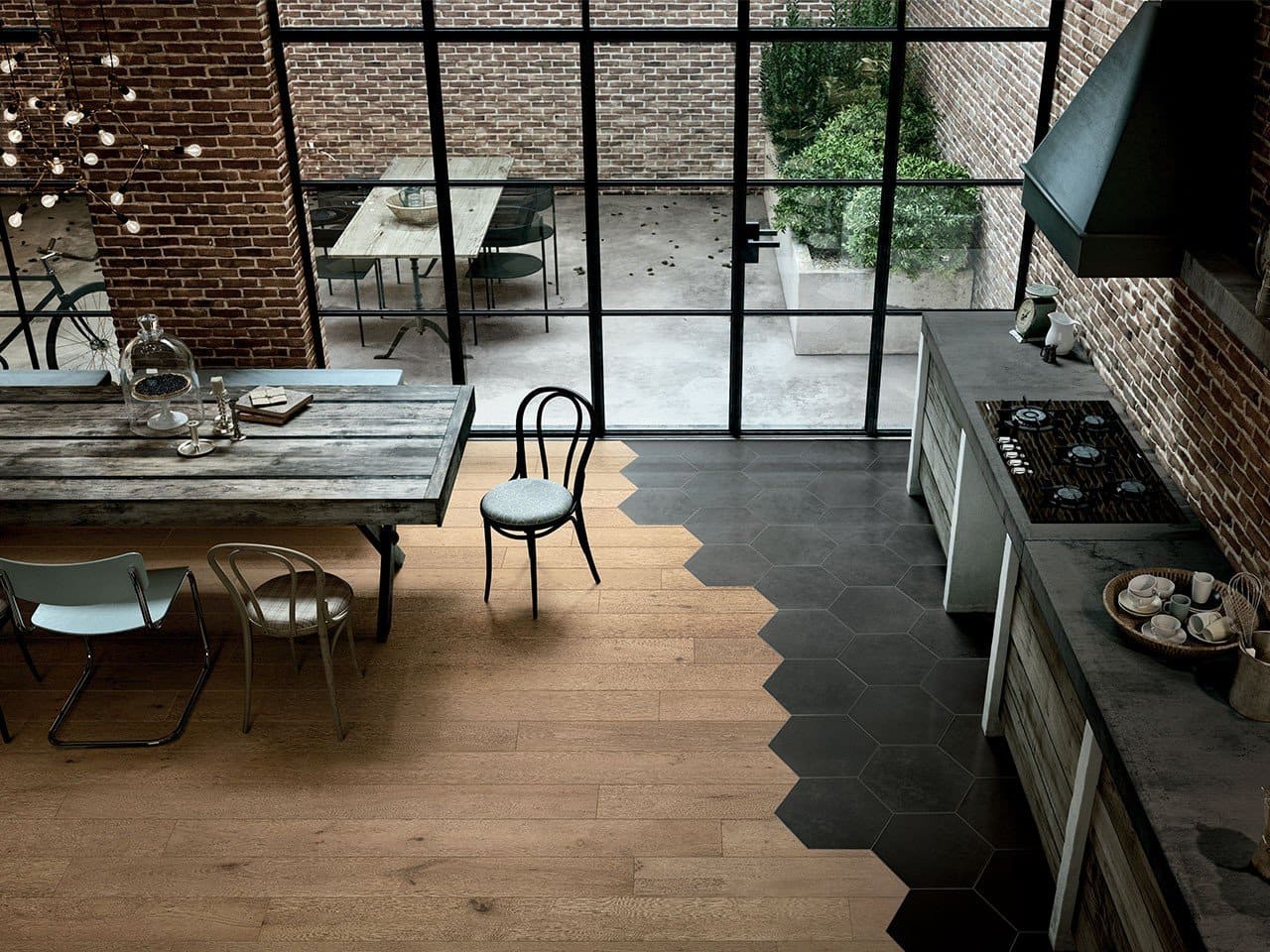 Parquet e piastrelle esagonali nere accostate per pavimento cucina